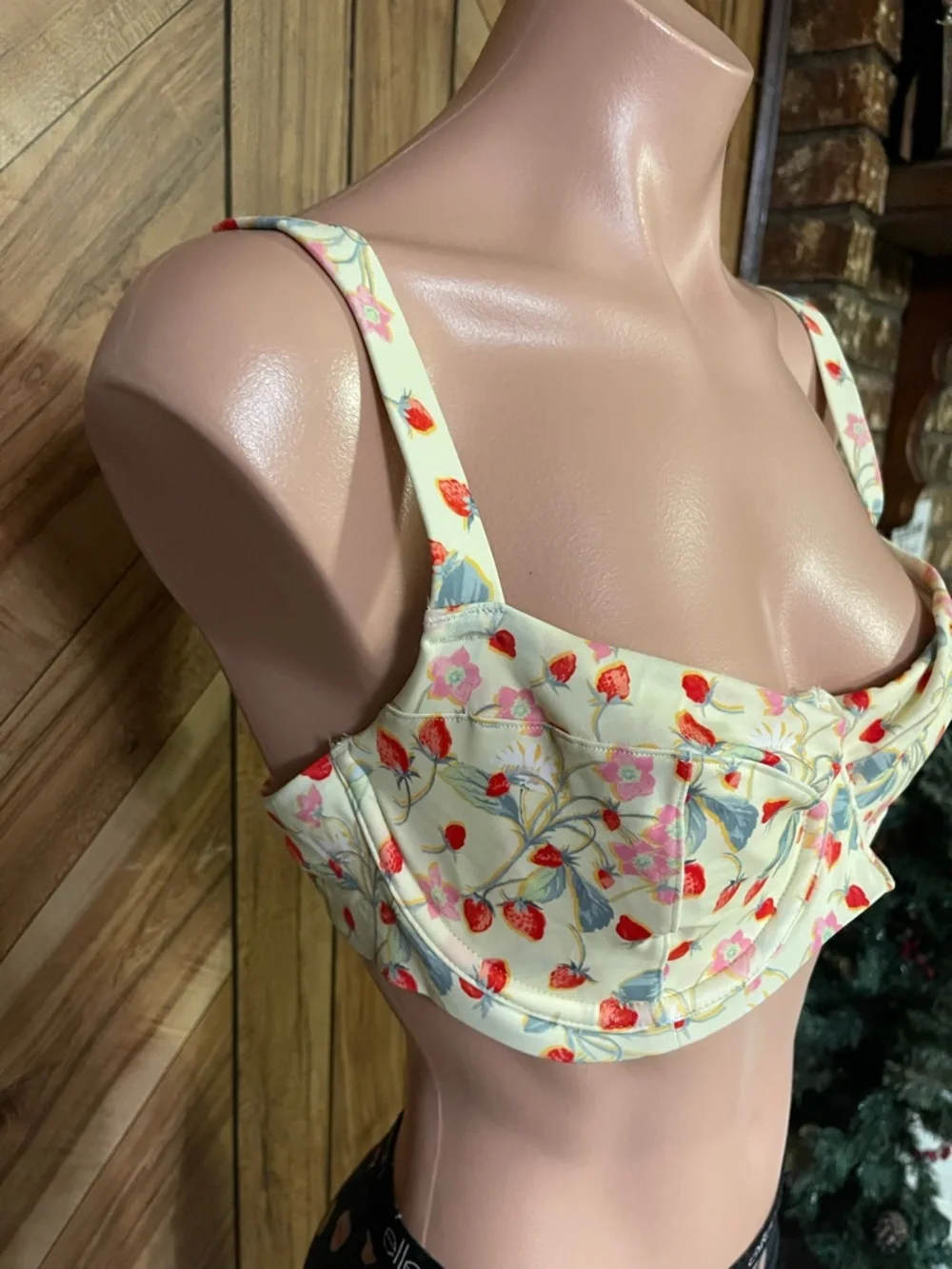 Victoria's Secret NWT 36DD Strawberry Floral Underwire Balconette Bikini Top - Picture 3 of 10